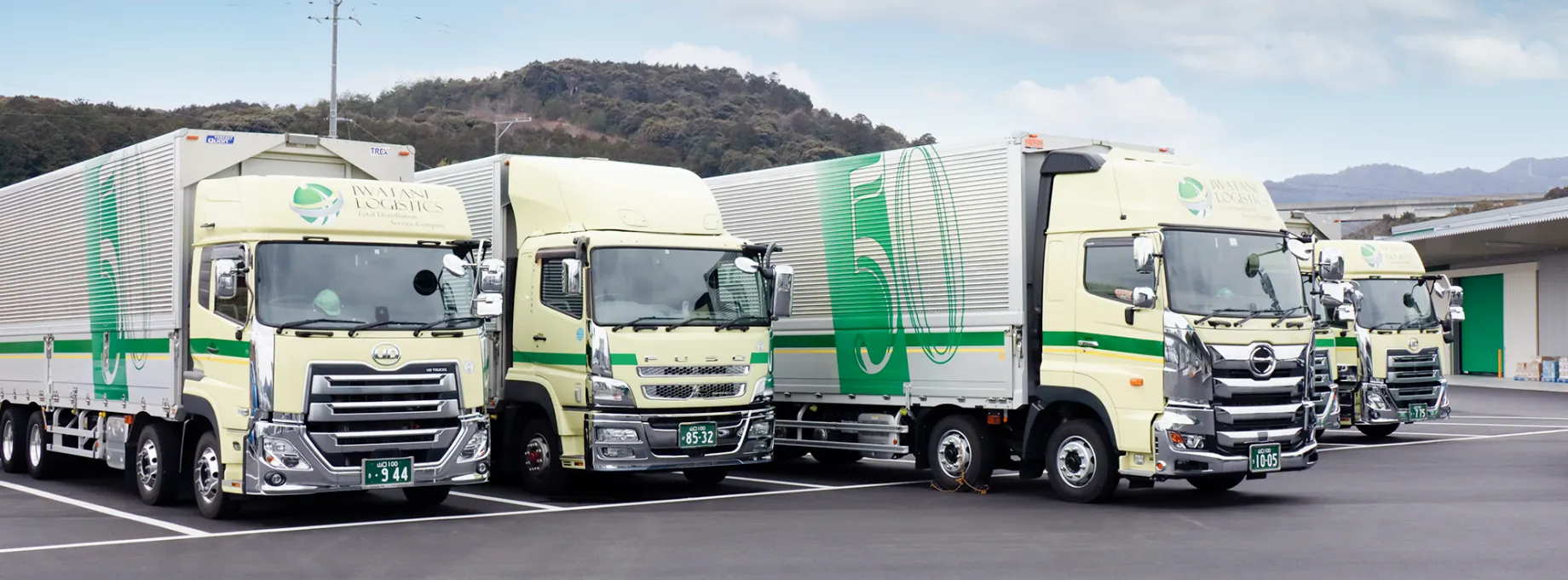 画像：駐車場に並ぶトラック