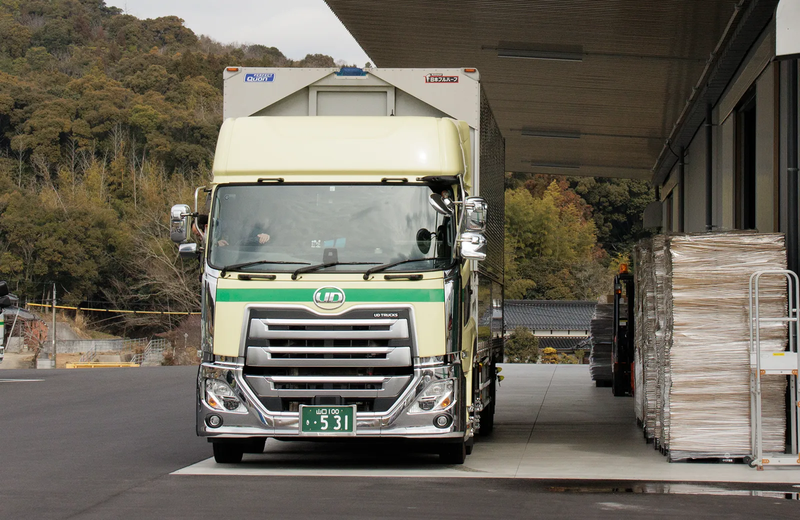 画像:待機しているトラック